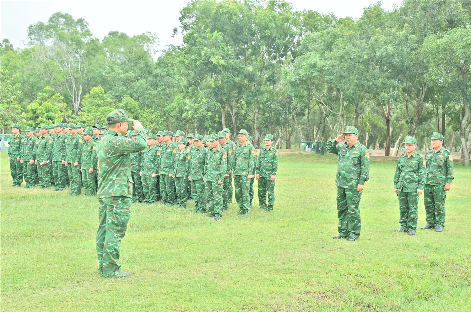Đại tá Phạm Văn Thắng, (Thứ 3 từ phải qua) Chỉ huy trưởng Bộ đội Biên phòng tỉnh Kiên Giang trực tiến kiểm tra công tác chuẩn bị, chỉ huy mọi nhiệm vụ trong đợt thực hành bắn năm 2025