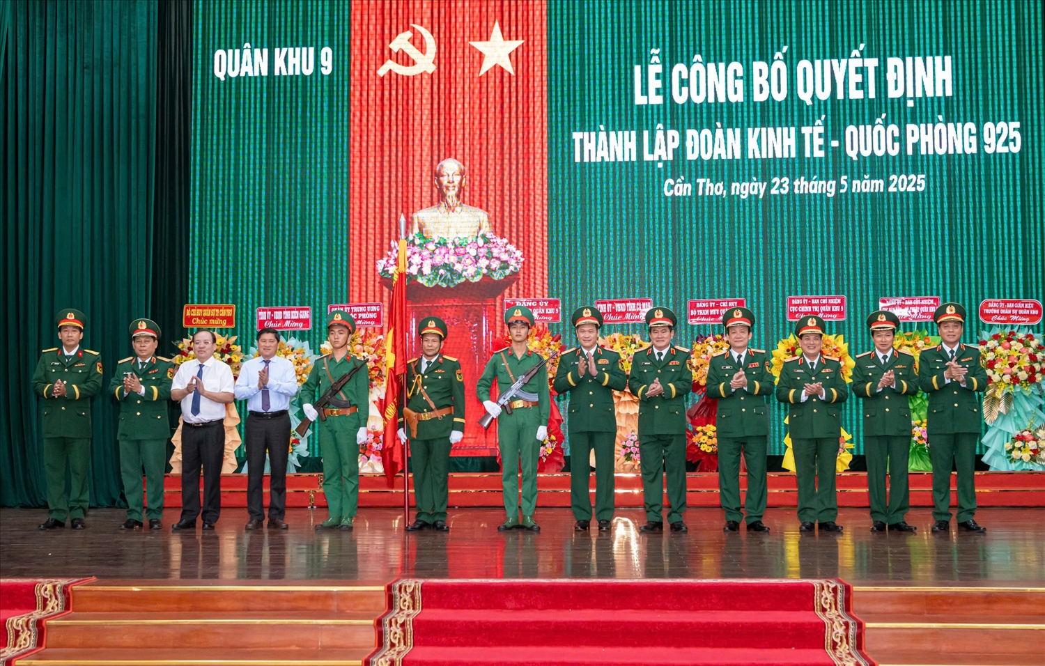 Thượng tướng Vũ Hải Sản cùng các địa biểu chúc mừng và giao nhiệm vụ cho Thù trường Đoàn kinh tế - Quốc phòng 925 