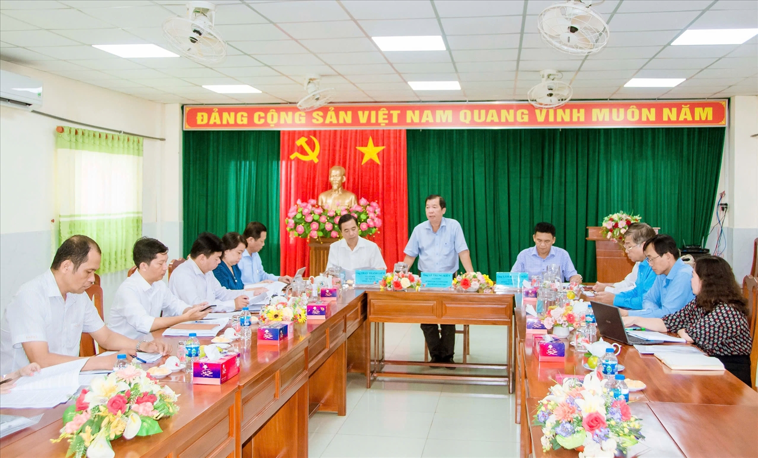 Ông Lê Trung Kiên, Giám đốc Sở Dân tộc và Tôn giáo TP. Cần Thơ triển khai kế hoạch của Tổ giúp việc tham mưu xây dựng Đề án hợp nhất, sáp nhập đơn vị hành chính TP Cần Thơ, tỉnh Hậu Giang, tỉnh Sóc Trăng và sắp xếp tổ chức, bộ máy các cơ quan hành chính, đơn vị sự nghiệp trên địa bàn sau hợp nhất