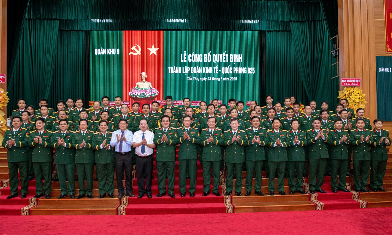 Các đại biểu chụp ảnh lưu niệm tại buổi lễ công bố Quyết định 