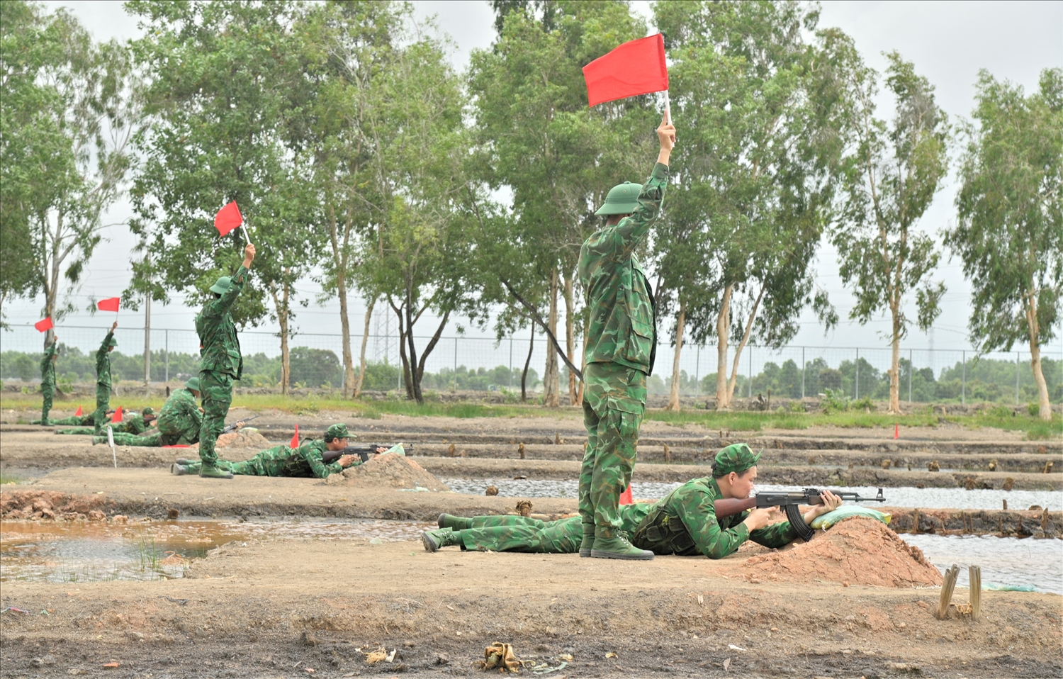  Các quân nhân chuyên nghiệp và hạ sĩ quan thực hành bài bắn súng 
