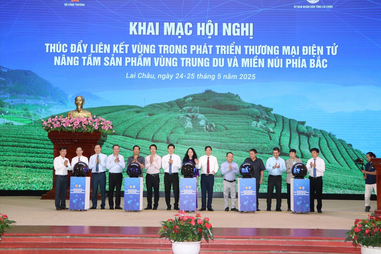 các đại biểu nhấn nút khai mạc triển lãm các mô hình công nghệ số trong thương mại điện tử