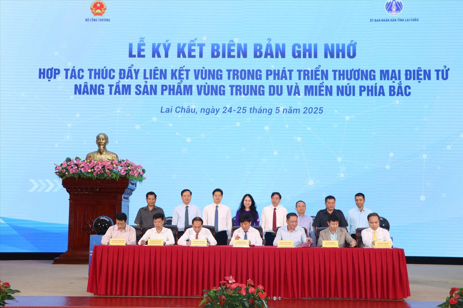 Lễ ký kết Biên bản ghi nhớ hỗ trợ ứng dụng thương mại điện tử giữa các tỉnh với các doanh nghiệp vùng trung du và miền núi phía Bắc