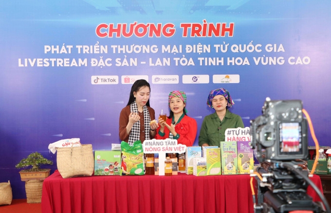 Người dân livestream bán hàng nông sản trên các trang thương mại điện từ tại hội nghị