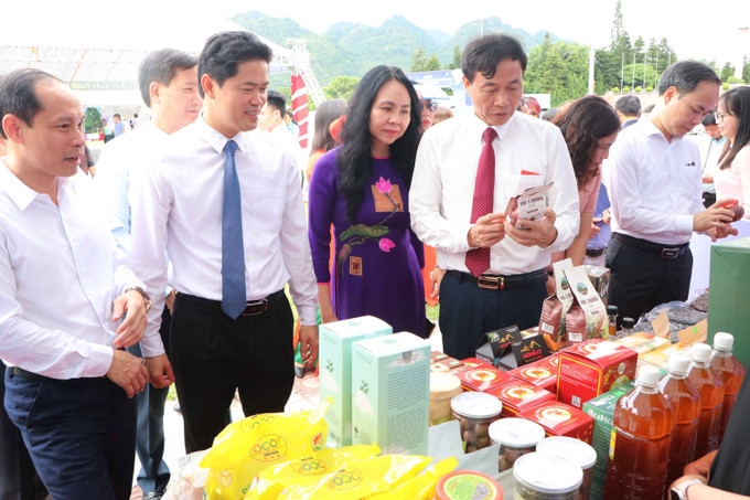Các đại biểu thăm quan các gian hàng nông sản