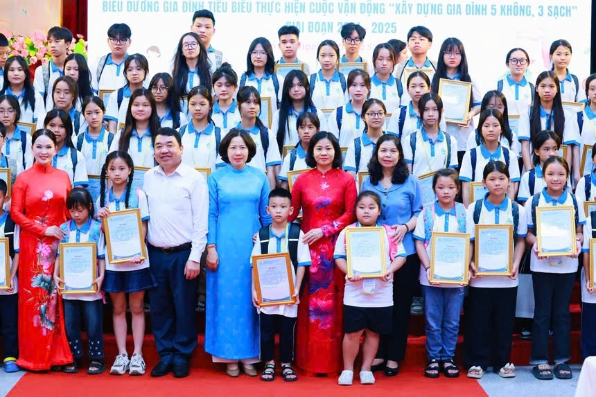 Các đại biểu trao học bổng cho học sinh mồ côi vượt khó học tập