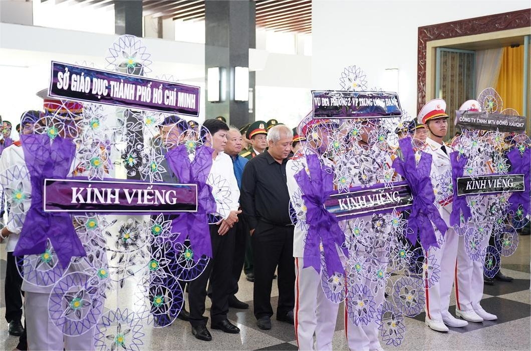 Dòng người lặng lẽ đến tiễn đưa nguyên Chủ tịch nước Trần Đức Lương.