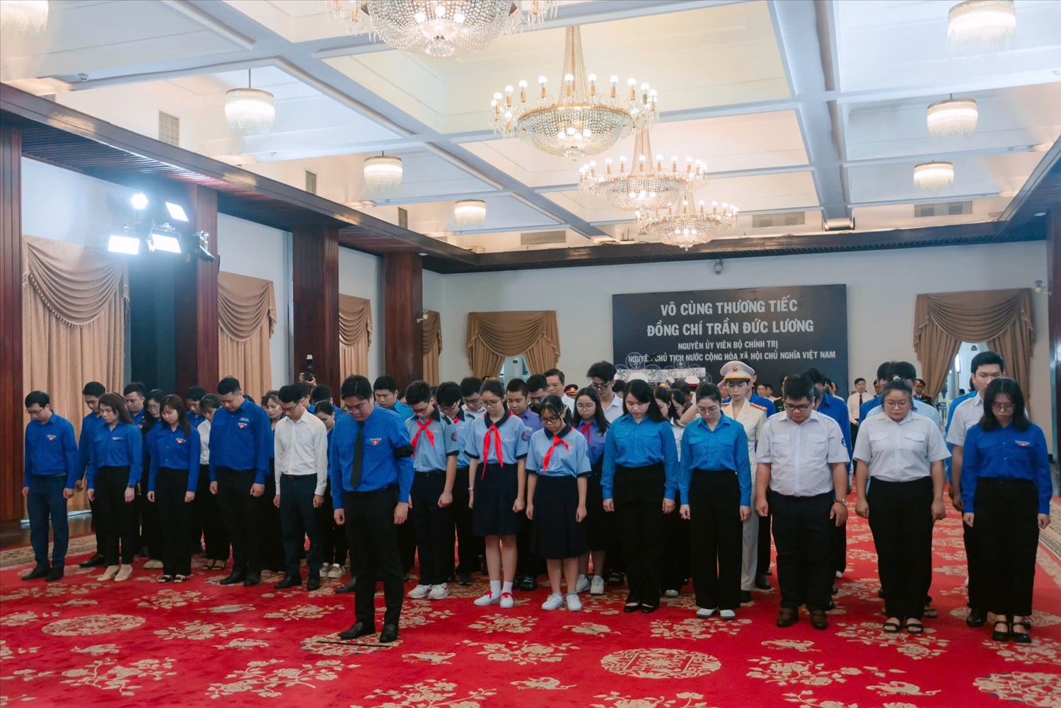 Đoàn Thành Đoàn - Hội LHTN - Hội Sinh viên - Hội đồng Đội TP. Hồ Chí Minh do anh Ngô Minh Hải, Bí thư Thành Đoàn TP. Hồ Chí Minh làm Trưởng đoàn, vào kính viếng nguyên Chủ tịch nước Trần Đức Lương.