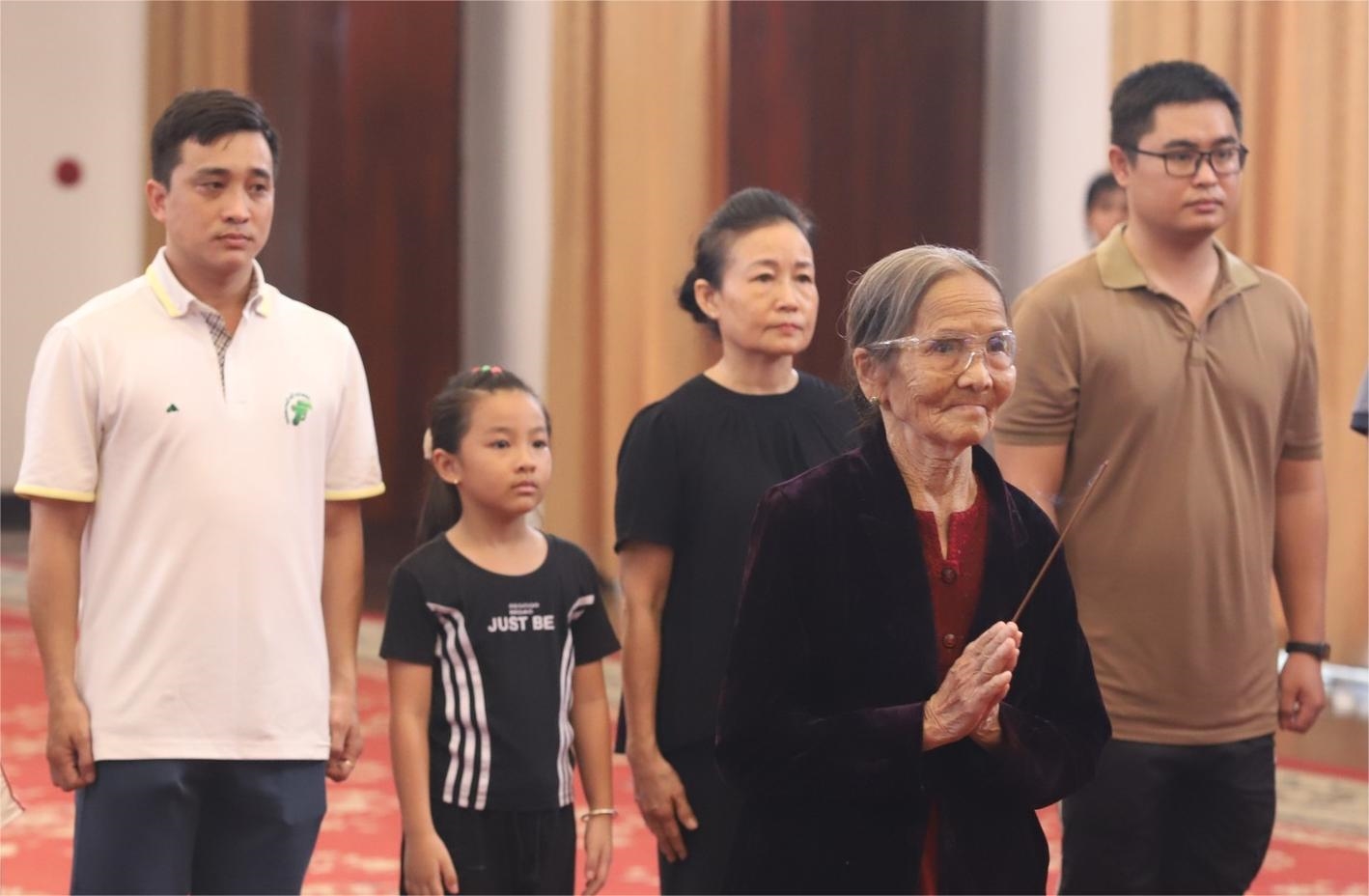 Các đoàn Nhân dân TP. Hồ Chí Minh đến viếng, tưởng niệm vị nguyên lãnh đạo Đảng, Nhà nước đã dành trọn cuộc đời cống hiến cho Tổ quốc.