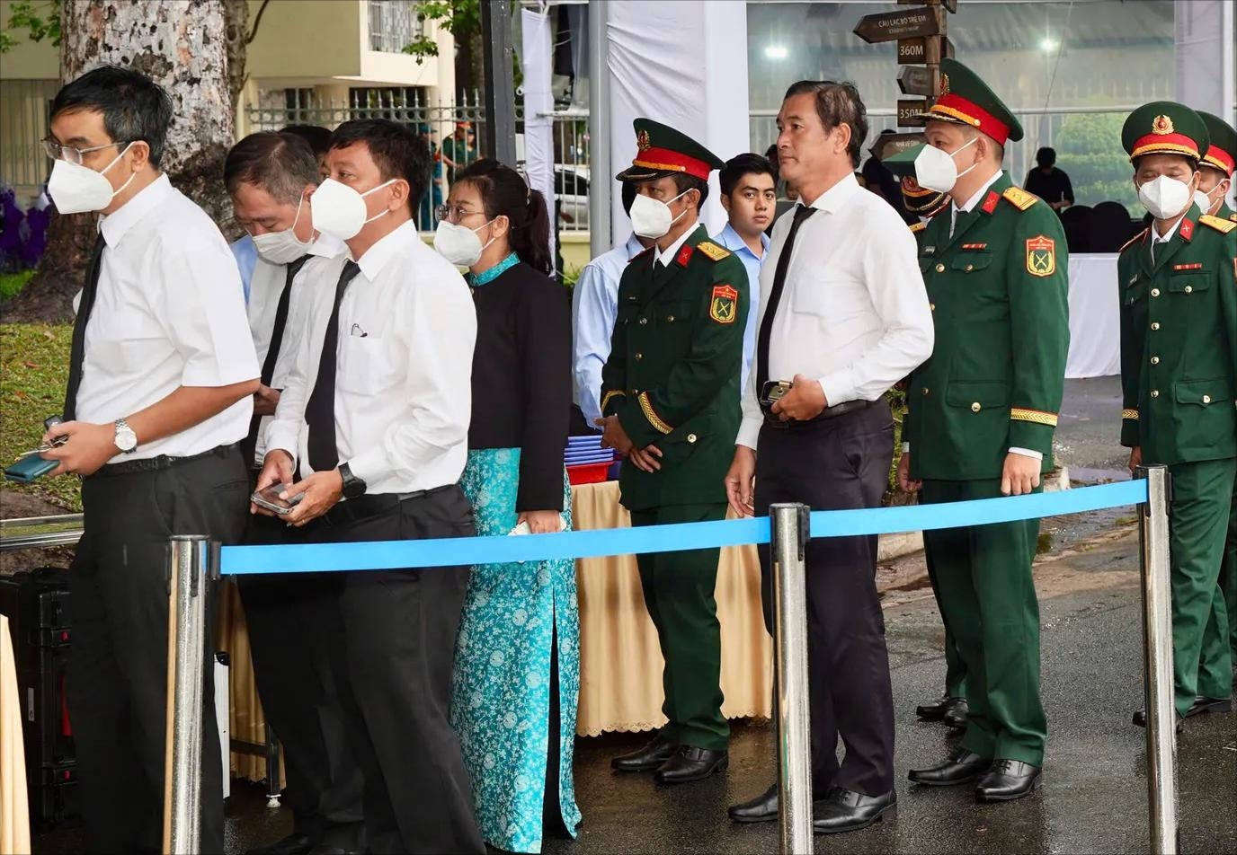Dòng người đợi kiểm soát an ninh trước khi vào Hội trường Thống Nhất.