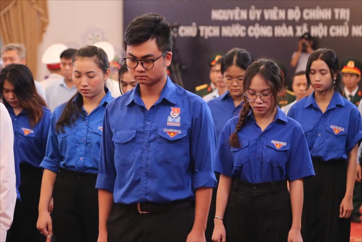 Các bạn trẻ tri ân những đóng góp to lớn của nguyên Chủ tịch nước Trần Đức Lương