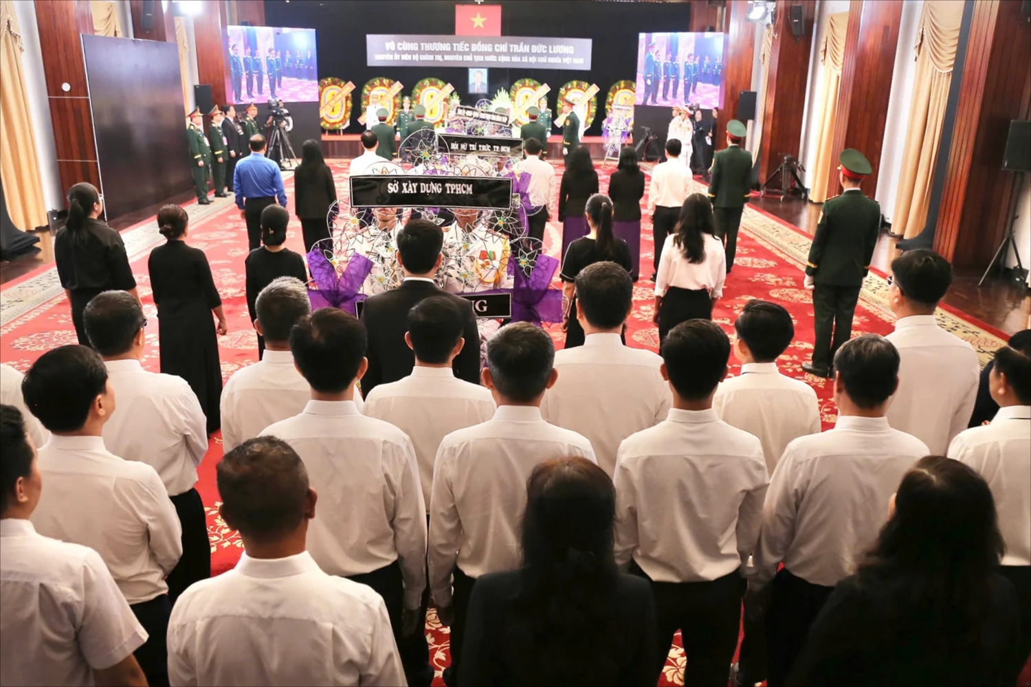 Bên trong Hội trường Thống Nhất, không khí trang nghiêm và xúc động bao trùm. Các đoàn đại biểu thành kính dâng hương, dâng hoa tưởng nhớ. 