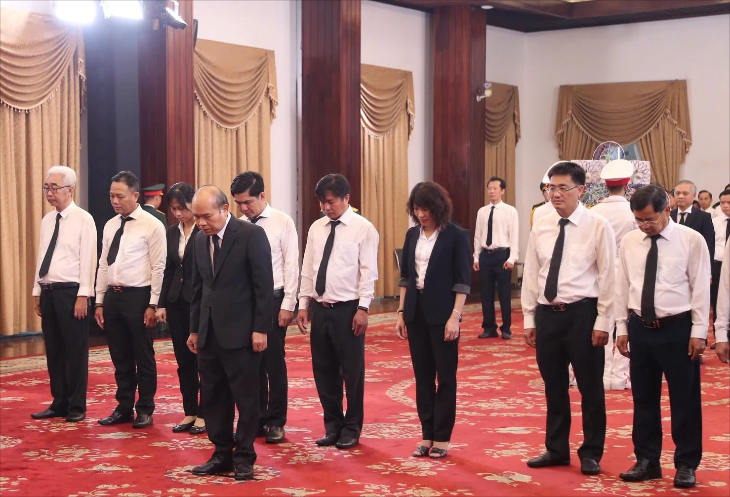 Dù trời mưa, dòng người vẫn không ngừng đổ về viếng nguyên Chủ tịch nước Trần Đức Lương tại TP. Hồ Chí Minh 5