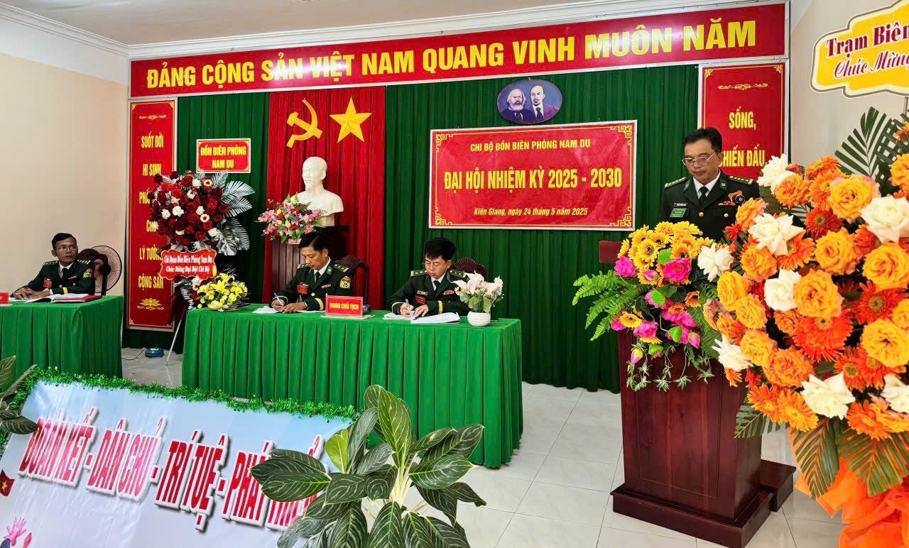 Đại tá Nguyễn Trường Giang, Phó Chỉ huy trưởng Nghiệp vụ BĐBP Kiên Giang phát biểu tại Đại hội Chi bộ Đồn Biên phòng Nam Du 