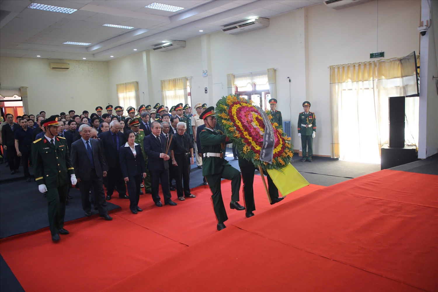 Đoàn Đại biểu viếng Nguyên Chủ tịch nước Trần Đức Lương tại Hội trường T50 Bộ Chỉ huy quân sự tỉnh Quảng Ngãi.