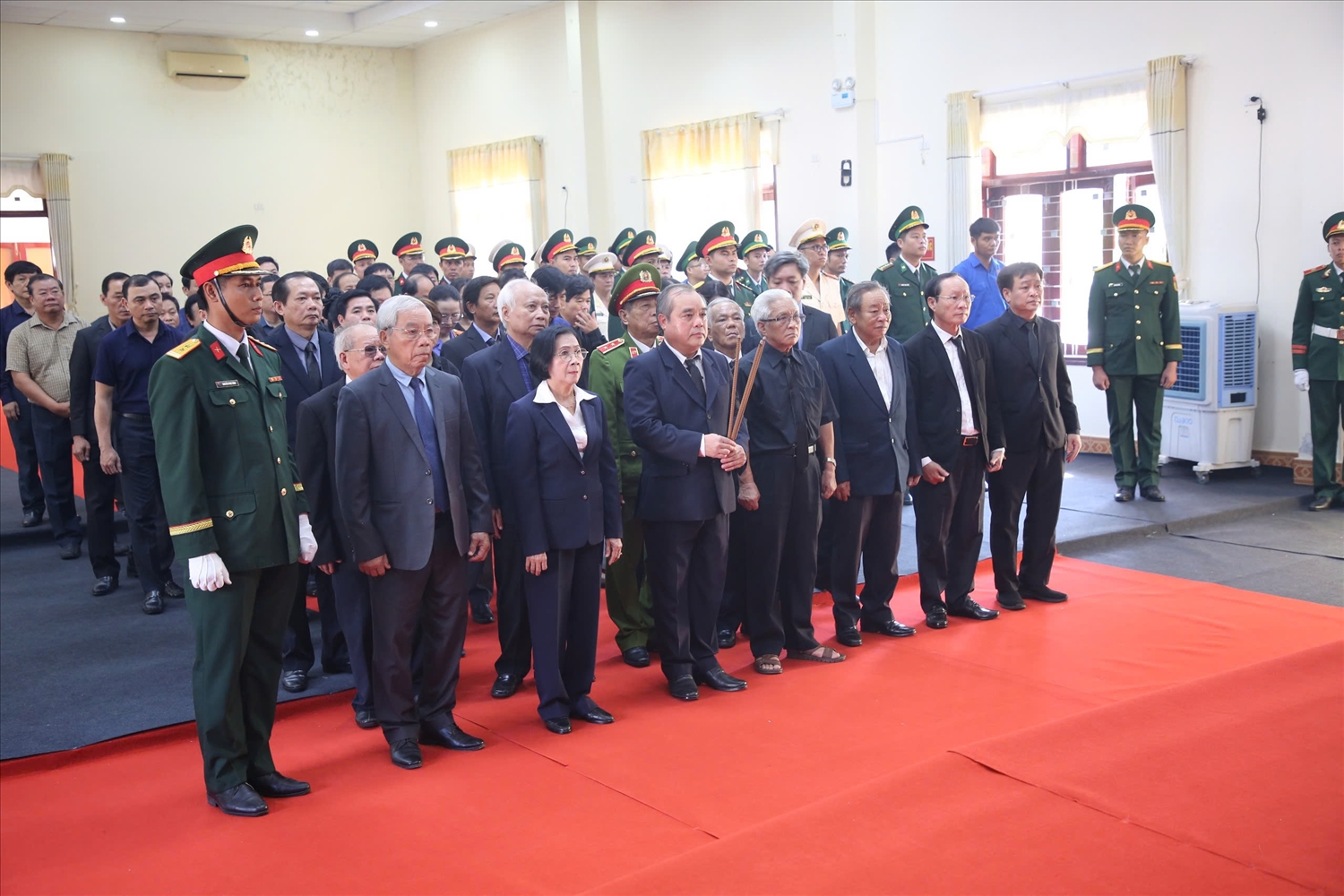 Lãnh đạo, nguyên lãnh đạo Quảng Ngãi dâng hương tại Lễ viếng Nguyên Chủ tịch nước Trần Đức Lương.