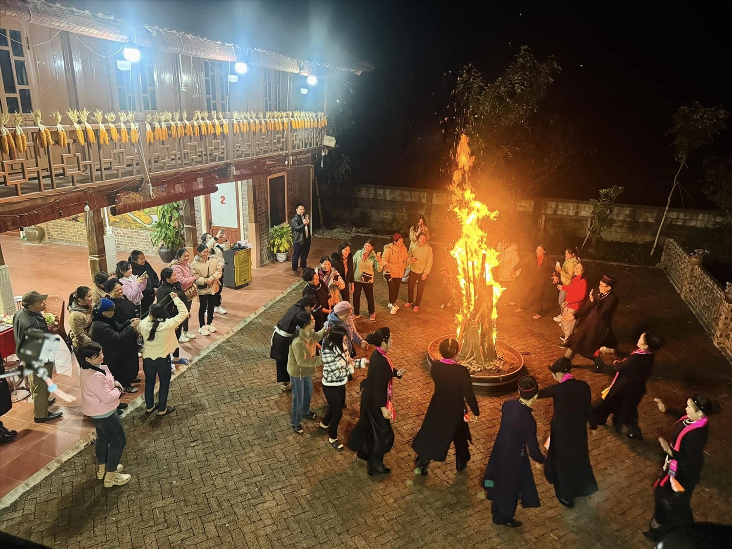 Du khách trải nghiệm bản sắc văn hóa của đồng bào dân tộc ở Quỳnh Sơn