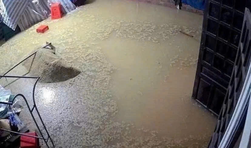 Lúa và đồ đạc không kịp thu gom nổi lềnh bềnh trong nước lũ