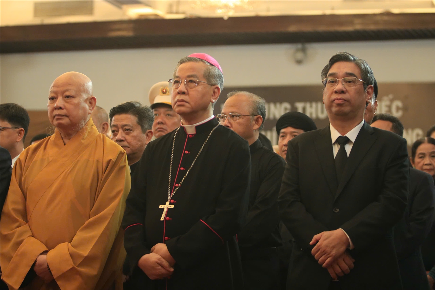 Lãnh đạo TP. Hồ Chí Minh và đại biểu đại diện các tổ chức tôn giáo tại lễ truy điệu