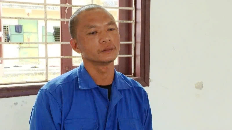 Hồ Văn Phương Tâm đối tượng đập phá, làm hư hỏng “Ngai vua Triều Nguyễn”, hiện vật được công nhận là Bảo vật quốc gia, tại cơ quan điều tra. Ảnh:TL