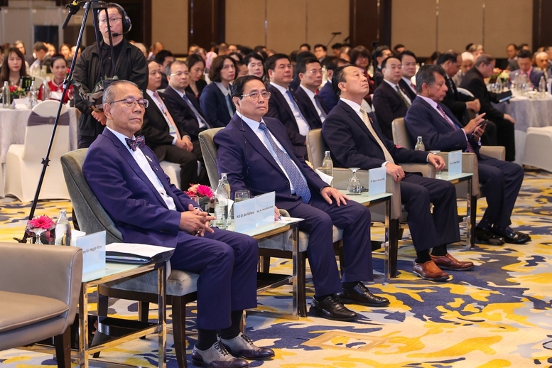 Thủ tướng khẳng định Việt Nam cam kết bảo đảm quyền tài sản, quyền tự do kinh doanh, tiếp cận bình đẳng các nguồn lực của các doanh nghiệp, nhà đầu tư, bảo đảm các quyền lợi và lợi ích chính đáng, hợp pháp của các nhà đầu tư; không hình sự hóa các quan hệ dân sự - kinh tế, ưu tiên biện pháp kinh tế trong xử lý các vụ việc - Ảnh: VGP/Nhật Bắc