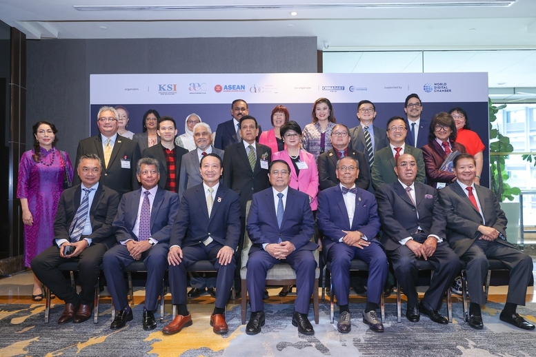 Thủ tướng chụp ảnh lưu niệm với các đại biểu dự Diễn đàn - Ảnh: VGP/Nhật Bắc