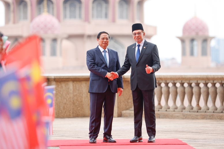 Thủ tướng Chính phủ Phạm Minh Chính và Thủ tướng Malaysia Anwar Ibrahim trước hội đàm - Ảnh: VGP/Nhật Bắc