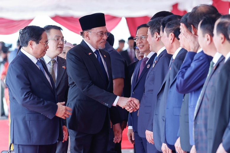 Thủ tướng Phạm Minh Chính và Phu nhân giới thiệu với Thủ tướng Anwar Ibrahim và Phu nhân về đoàn đại biểu cấp cao Việt Nam - Ảnh: VGP/Nhật Bắc