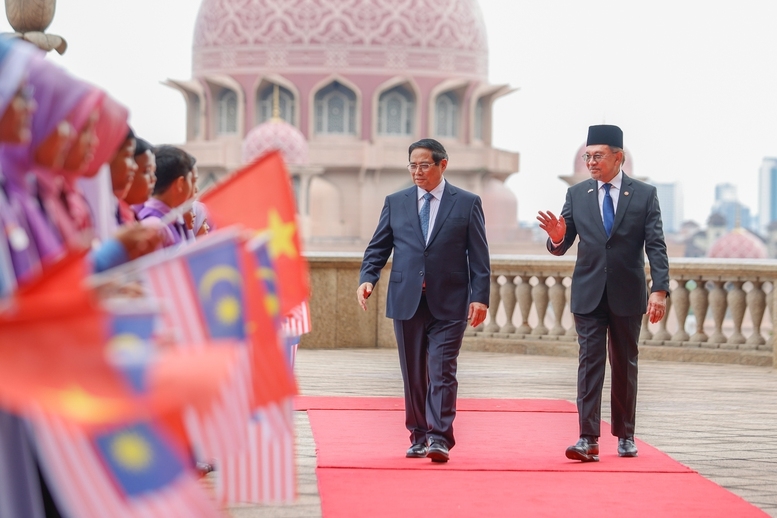 Đây là chuyến thăm đầu tiên của Thủ tướng Chính phủ Việt Nam đến Malaysia sau 10 năm và là chuyến thăm Malaysia đầu tiên của lãnh đạo chủ chốt Việt Nam sau khi hai nước nâng cấp quan hệ lên Đối tác Chiến lược toàn diện vào tháng 11/2024 - Ảnh: VGP/Nhật Bắc