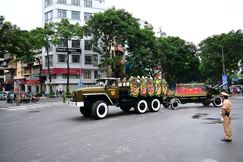 Lễ di quan, đưa linh cữu nguyên Chủ tịch nước Trần Đức Lương ra sân bay Nội Bài