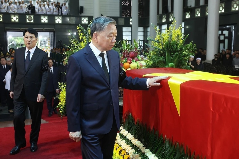 Tổng Bí thư Tô Lâm, Chủ tịch nước Lương Cường tiễn biệt nguyên Chủ tịch nước Trần Đức Lương - Ảnh: TTXVN