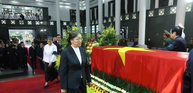 Phó Chủ tịch nước Lào Pany Yathotou đi quanh linh cữu lần cuối, tiễn biệt nguyên Chủ tịch nước Trần Đức Lương - Ảnh: TTXVN
