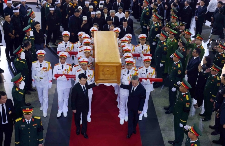 Các đồng chí lãnh đạo Đảng, Nhà nước đưa linh cữu nguyên Chủ tịch nước Trần Đức Lương ra cỗ linh xa, tiễn đưa đồng chí về nơi an nghỉ cuối cùng.