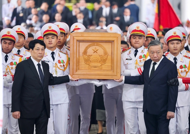 Tổng Bí thư Tô Lâm và Chủ tịch nước Lương Cường đưa linh cữu của nguyên Chủ tịch nước Trần Đức Lương ra linh xa