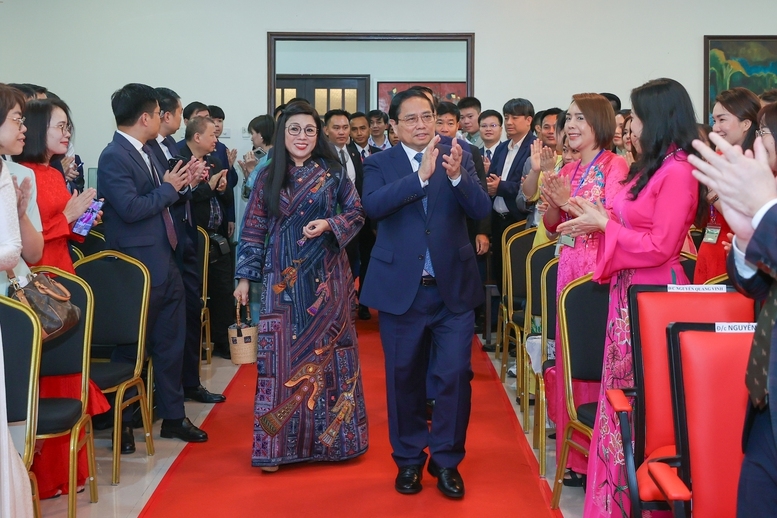 Thủ tướng và Phu nhân, cùng Đoàn đại biểu cấp cao thăm, gặp gỡ cán bộ, nhân viên Đại sứ quán và cộng đồng người Việt Nam tại Malaysia - Ảnh: VGP/Nhật Bắc