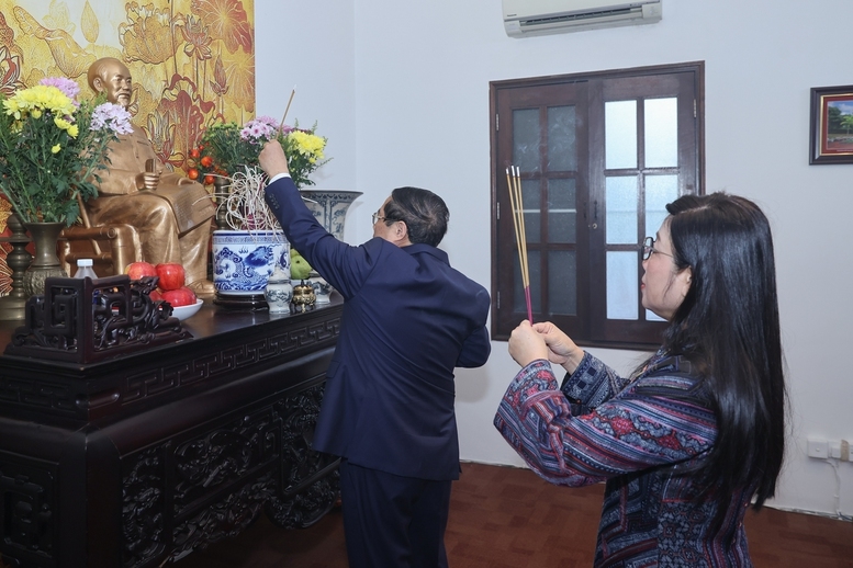 Thủ tướng và Phu nhân dâng hương, dâng hoa Chủ tịch Hồ Chí Minh tại Đại sứ quan Việt Nam tại Malaysia - Ảnh: VGP/Nhật Bắc