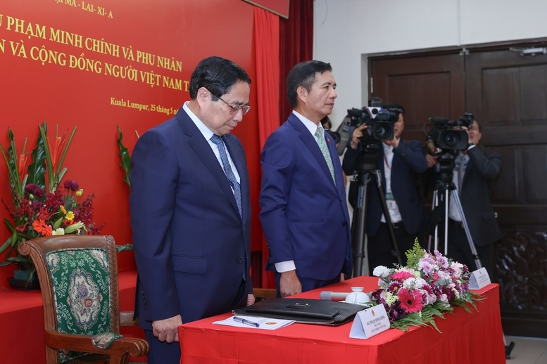 Thủ tướng và Phu nhân, cùng các đại biểu dành phút mặc niệm tưởng nhớ đồng chí Trần Đức Lương, nguyên Ủy viên Thường vụ Bộ Chính trị, nguyên Chủ tịch nước CHXHCN Việt Nam. - Ảnh: VGP/Nhật Bắc
