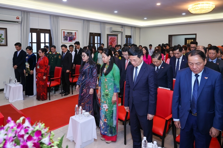 Thủ tướng và Phu nhân, cùng các đại biểu dành phút mặc niệm tưởng nhớ đồng chí Trần Đức Lương, nguyên Ủy viên Thường vụ Bộ Chính trị, nguyên Chủ tịch nước CHXHCN Việt Nam. - Ảnh: VGP/Nhật Bắc