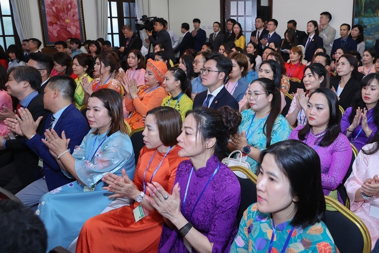 Kiều bào bày tỏ vui mừng, tự hào trước sự lãnh đạo, chỉ đạo sáng suốt, quyết liệt của Đảng và Nhà nước, đất nước đang vươn mình phát triển mạnh mẽ, đạt những thành tựu nổi bật thời gian qua và đang chuẩn bị sẵn sàng bước vào kỷ nguyên mới - Ảnh: VGP/Nhật Bắc