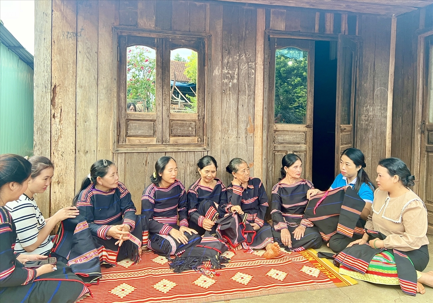 Các thành viên mô hình "Đan, dệt thổ cẩm" tại làng Thơh Ga B, xã Chư Don, huyện Chư Pưh trao đổi kinh nghiệm, kỹ thuật dệt thổ cẩm 