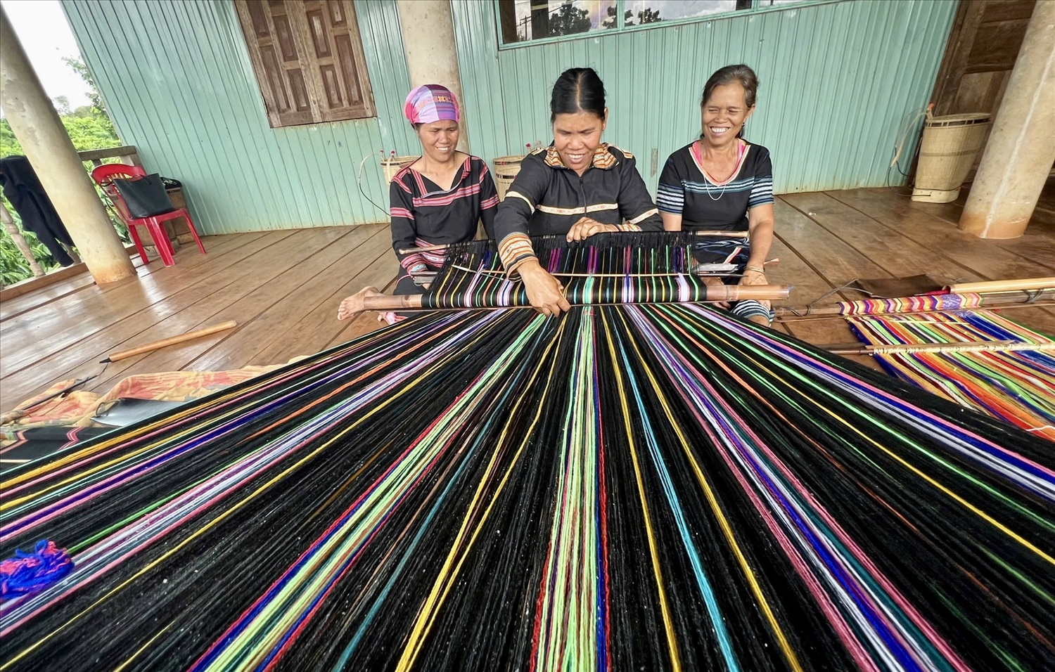 Nghệ nhân Gia Rai trong Tổ liên kết “đan lát, dệt thổ cẩm gắn với du lịch cộng đồng” (xã Ia Mơ Nông, huyện Chư Păh) gìn giữ dệt thổ cẩm truyền thống