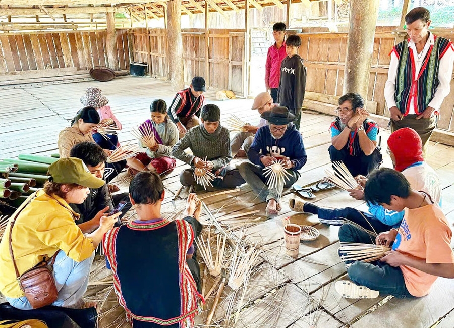 Người dân các làng xã Hà Đông (huyện Đak Đoa)-thuộc vùng đệm Vườn quốc gia Kon Ka Kinh được học nghề truyền thống để tạo sinh kế bền vững