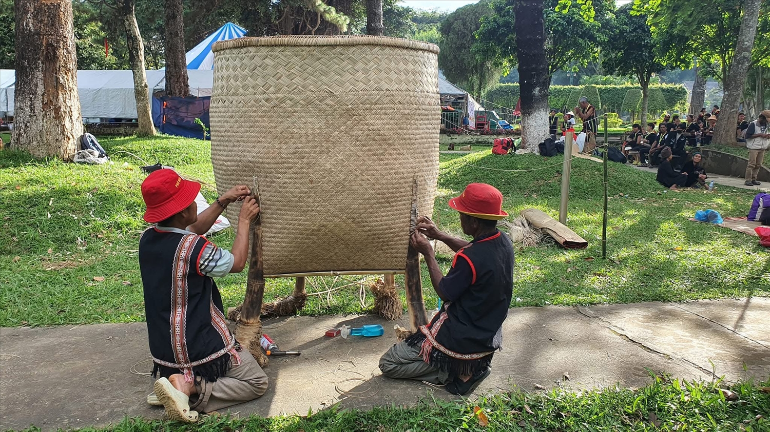 Nghệ nhân Ba Na ở huyện Đak Đoa trình diễn nghề đan lát truyền thống tại Ngày hội văn hoá các DTTS năm 2024