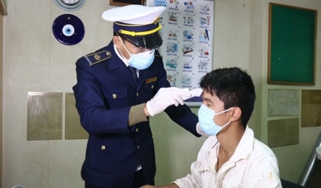 Kiểm soát chặt chẽ người từ các tàu nhập cảng, ngăn chặn nguy cơ bệnh truyền nhiễm xâm nhập vào địa bàn tỉnh Thanh Hóa.