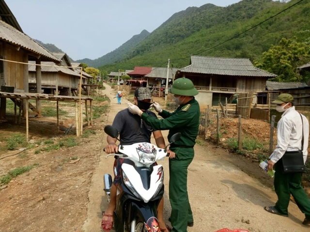 Tuyên truyền người dân về các biện pháp phòng chống dịch bệnh.
