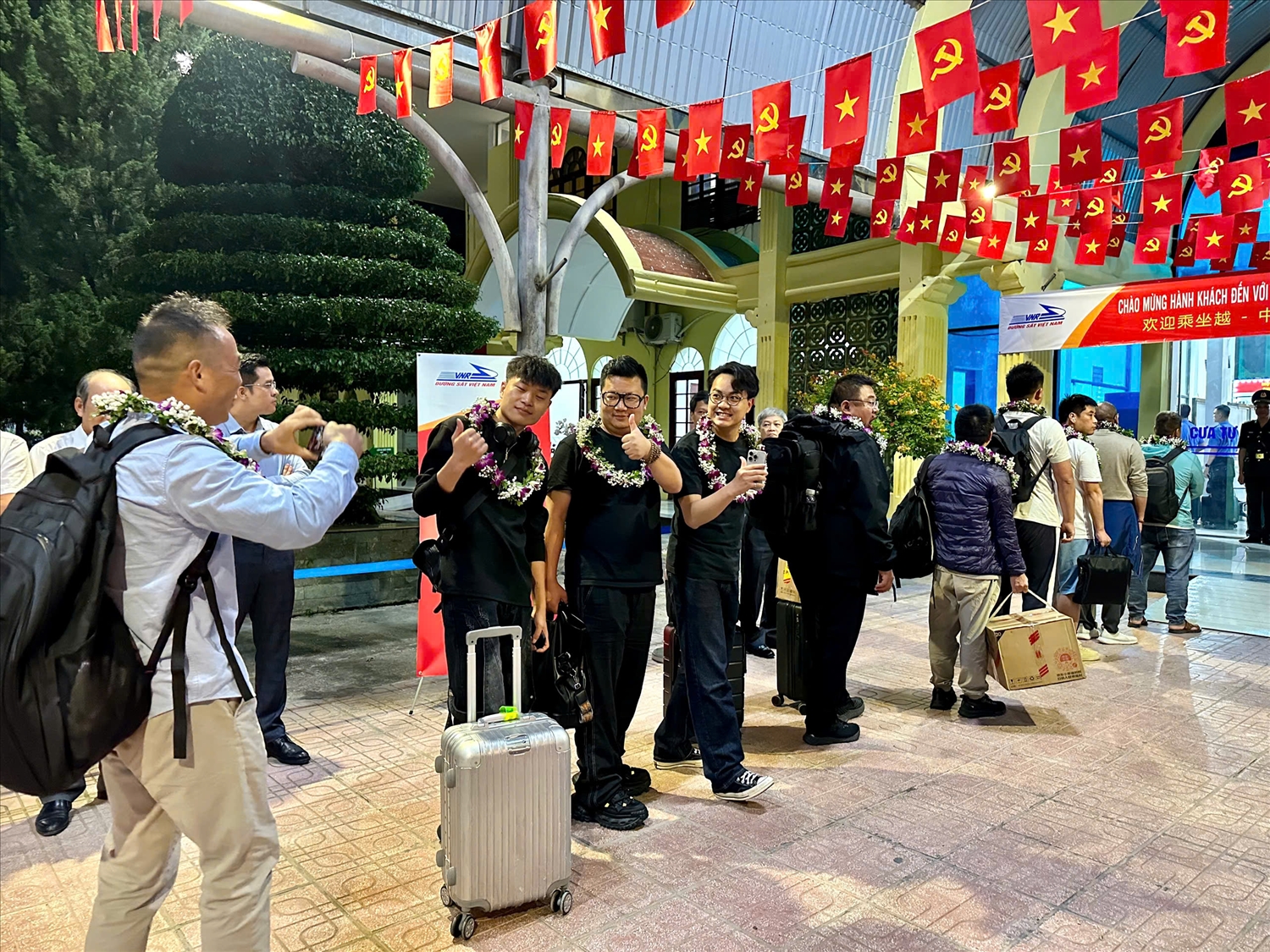 Nhiều hành khách tranh thủ chụp lại những bức ảnh kỷ niệm trên chuyến tàu đặc biệt này. (Ảnh: BCR)
