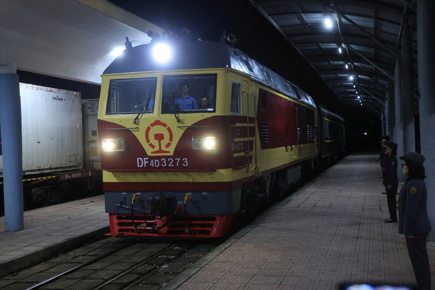 23h20 đêm 25/5, đoàn tàu liên vận Việt Nam - Trung Quốc về đến ga Đồng Đăng (Lạng Sơn), chở đoàn khách đầu tiên quay lại Việt Nam bằng tuyến đường này sau 5 năm tạm dừng hoạt động. (Ảnh: BCR)