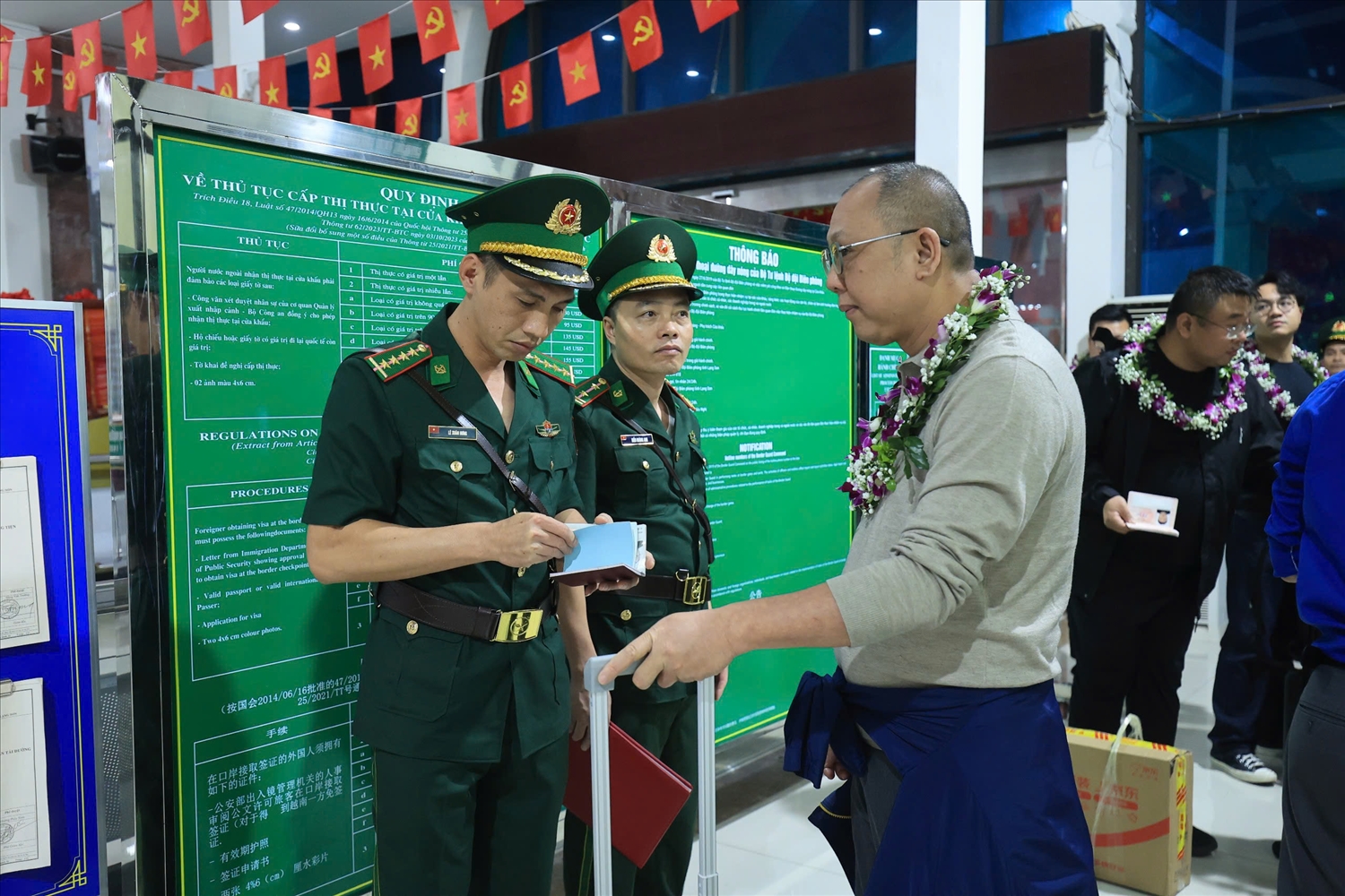 Hành khách làm thủ tục trước khi vào Việt Nam. (Ảnh: BCR)