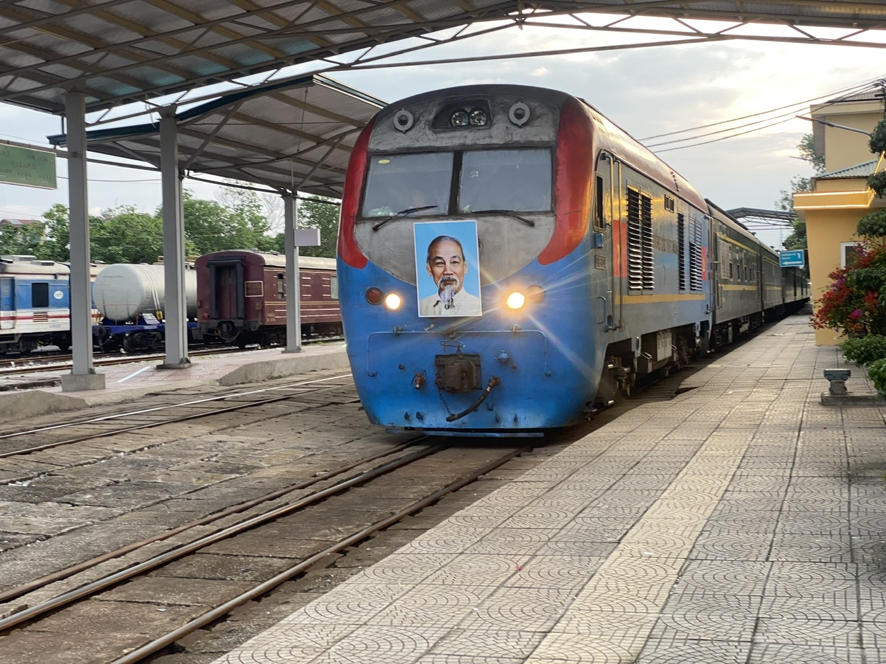 Đúng 5h30 sáng nay (26/5), đoàn tàu đã chở khách về tới Ga Gia Lâm, kết thúc hành trình. (Ảnh: BCR)