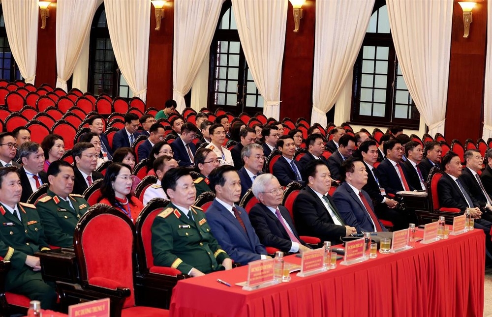 Các đại biểu và học viên lớp bồi dưỡng. Ảnh: TTXVN.